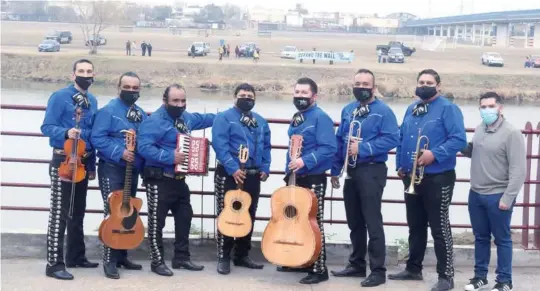  ??  ?? z
El evento de la Serenata para detener el muro se hizo en ambos lados de la frontera