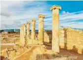  ??  ?? ANTICHITÀ Per la russa è un posto ideale dove imparare la storia: il parco archeologi­co di Nea Pafos, a Cipro.