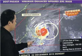  ?? PHOTO BY RUY L. MARTINEZ ?? BIG MENACE
Weather forecaster Raymond Ordinario points to the eye of typhoon ‘ Tisoy,’ which gained strength hours it was to hit land.