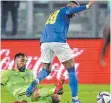  ?? FOTO: IMAGO IMAGES ?? Auch Neymar (re.) bekam gegen Chile gehörig auf die Socken.