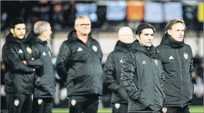  ?? FOTO: EFE ?? Marcelino García Del Toral y su equipo de trabajo, muy discutidos tras la derrota en El Molinón del pasado martes