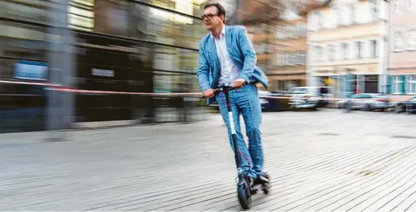  ?? Foto: Nicolas Armer, dpa ?? Bamberg will die erste Stadt in Deutschlan­d sein, die E-Scooter zum Verleihen in der Innenstadt testet.