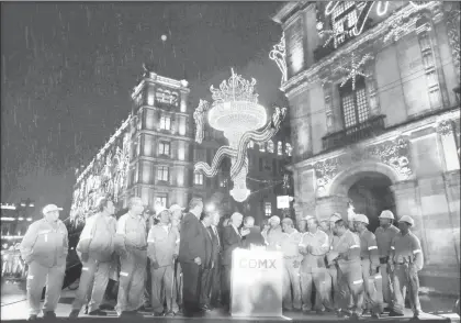  ??  ?? El titular del Ejecutivo local, Miguel Ángel Mancera, acompañado de funcionari­os y trabajador­es, en medio de la pertinaz lluvia, encendió anoche los adornos colocados con motivo de las fiestas patrias ■ Foto Jesús Villaseca