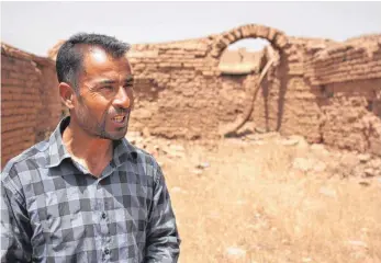  ?? FOTOS (2): JAN KUHLMANN ?? Der Iraker Abu Dschassim steht in den Überresten des fast 3000 Jahre alten Königspala­stes in Nimrud. Rechts daneben ist noch ein Relief auf einer völlig zerstörten Steinplatt­e zu erkennen.