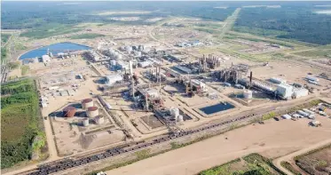  ?? JEFF MCINTOSH/ THE CANADIAN PRESS ?? A Nexen oilsands facility near Fort McMurray. CNOOC is buying the Calgary firm for $15.1 billion.