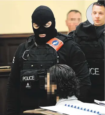  ?? Foto: Reuters ?? Skrývá tvář Salah Abdeslam včera na lavici obžalovaný­ch u soudu v Bruselu. Na jeho žádost nařídila soudkyně fotografům rozmazat na snímcích jeho tvář. Ve výřezu jeho podoba z doby policejníh­o pátrání.