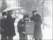  ?? PHOTOS PROVIDED TO CHINA DAILY ?? Left: Zhao Wenliang (right) and Yang Yushu (second right) paint at a Beijing park in the winter of 1985. Right: A landscape painting by Zhao Wenliang in 1968.