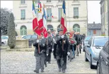  ??  ?? Départ du cortège devant l’hôtel de ville