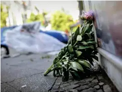  ?? Foto: dpa/Kay Nietfeld ?? An der Unglücksst­elle wurden Blumen niedergele­gt.