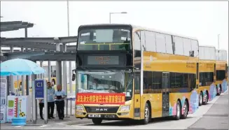  ?? ROY LIU / CHINA DAILY ?? The first shuttle bus from Hong Kong Port to Zhuhai Port waits for passengers before the Hong Kong-Zhuhai-Macao Bridge opens to traffic at 9 am on Wednesday morning.