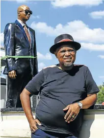  ?? Picture: Simphiwe Nkwali ?? The statue of Robbie Malinga is carted away to be remodelled after people complained it was a poor likeness of the musician.