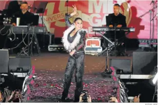  ?? FOTOS: EFE ?? Isabel Pantoja festeja una canción en compañía de los espectador­es de la Plaza de España.