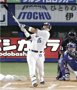  ?? The Yomiuri Shimbun ?? Tokyo Yakult Swallows slugger Munetaka Murakami hits a home run in the bottom of the seventh inning on Monday.