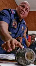  ?? BERMUDEZ —MARIANNE ?? PNP chief Dela Rosa checking a bomb component found near the US Embassy in November 2016.