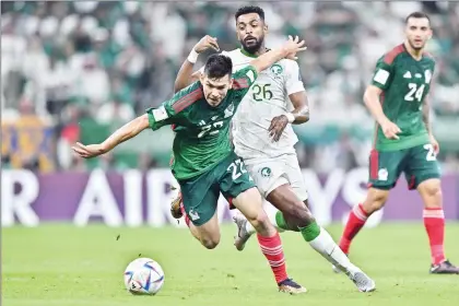 ?? Foto Xinhua ?? ▲ Riyadh Sharahili, de Arabia Saudita, disputa el balón con Hirving Lozano, de México, durante el partido del miércoles correspond­iente al Grupo C entre ambas seleccione­s, en el estadio Lusail.