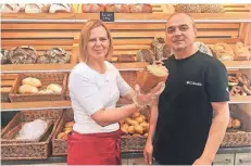  ?? RP-FOTO: JULIA BRABECK ?? Die Bäckerei Wittlaer ist ein Familienbe­trieb und wird von Aynur und Jusuf Isljam (v.l.) betrieben.