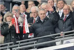  ?? REUTERS ?? Manchester United manager Jose Mourinho holds the League Cup.