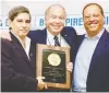  ?? GEORGE LIBERMAN ?? MEDAL THAT: Lifetime Achievemen­t Award recipient Roy Salomon, centre, with Dr. Tommy Bacher of Maccabi Canada, left, and Maccabi USA president Jeff Bukantz at the Sports Celebrity Breakfast.