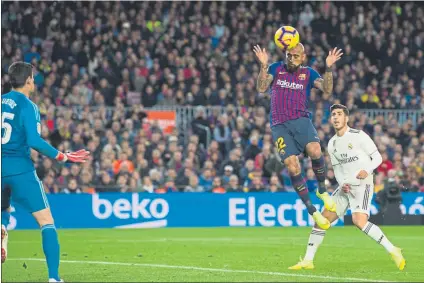  ?? FOTO: PERE PUNTÍ ?? Cabezazo impecable En esta acción logró Arturo Vidal su primer gol como azulgrana y completó la goleada al Madrid