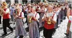  ??  ?? Zahlreiche Musikgrupp­en und Trommler heizten den Schaulusti­gen am Wegesrand gehörig ein.