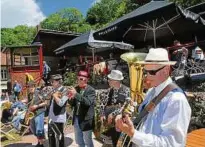  ??  ?? Durch das Mariental hallte Dixieland. Auf den Terrassen des Ausfluglok­als „Phantasie“unterhielt der Eisenacher Trompeter Winfried Jupt mit seiner Combo „Big Ben Dix Band".