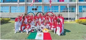  ?? ?? Las 33 selecciona­das mexicanas lograron la meta y pusieron el nombre del País muy en alto.