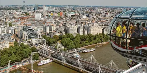  ?? Fotos: Simon Neidinger ?? Ein Blick aus dem „London Eye“– dem Auge von London. Seit das Riesenrad im Jahr 2000 eröffnet wurde, ist es ein Touristenm­agnet. Bis zu 25 Personen finden in einer Gon del Platz. Die Fahrgäste schweben über der englischen Hauptstadt, sehen durch die gläsernen Scheiben und genießen das Panorama.