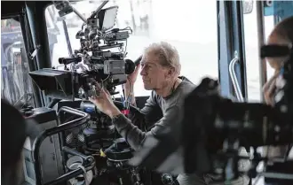  ?? Mary Cybulski / Amazon Studios & Bleecker Street ?? Cinematogr­apher Frederick Elmes shoots on a city bus for the Jim Jarmusch film “Paterson.”