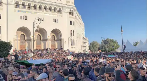  ??  ?? De grandes marches populaires ont eu lieu, en Algérie, vendredi 8 mars 2019