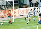  ??  ?? Final de Copa de Europa El argelino Madjer empezó así la remontada del Oporto en la final de 1987 al Bayern