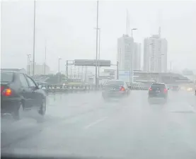  ??  ?? Torrencial. La lluvia, ayer temprano, cuando entraban autos a la Ciudad