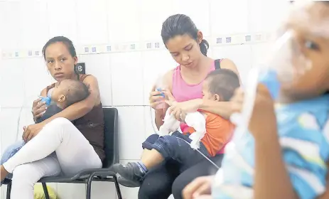  ?? FOTO : ANDRO RODRÍGUEZ ?? ALERTA. Madres con sus hijos acudieron al HEU porque ellos presentaro­n síntomas en las últimas semanas.
