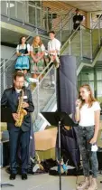  ??  ?? Emotional beschloss der Schulsong die Einweihung­sfeier. Saxophonis­t Peter von der Grün begleitete die Sängerin.