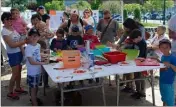  ?? (Photos M. L.) ?? Différents ateliers ont été proposés durant toute la journée. Les enfants ont notamment appris à préparer les légumes en vue de réaliser une soupe.