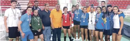  ??  ?? Atletas medallista­s de Badminton junto a distintos directivos.