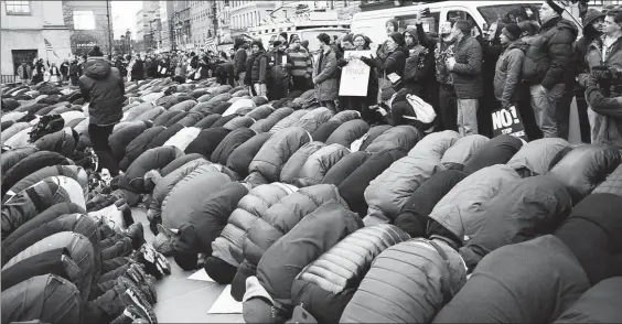  ??  ?? Oración de la comunidad yemení ayer en Brooklyn, Nueva York, en protesta por la orden ejecutiva del presidente Donald Trump que impide el ingreso a Estados Unidos a ciudadanos de siete países de mayoría musulmana, incluido Yemen ■ Foto Afp