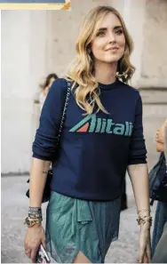  ??  ?? A sinistra, un poster pubblicita­rio Alitalia di Léon Carré. Sotto, Chiara Ferragni, 31 anni, con una maglia della capsule collection Alitalia, realizzata da Alberta Ferretti lo scorso giugno.