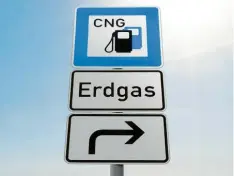  ??  ?? An rund 860 Stellen lässt sich derzeit in Deutschlan­d Erdgas tanken, während Autogas an über 7100 Tankstelle­n zu haben ist.