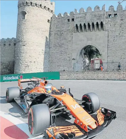  ?? FOTO: AP ?? Fernando Alonso no pudo hacer nada para evitar que sus rivales le adelantara­n por potencia en la larga recta del circuito de Bakú