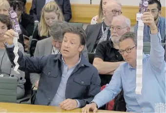  ??  ?? Jamie Oliver and Hugh Fearnley-Whittingst­all hold the amount of sugar sachets in Ribena