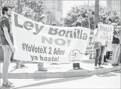  ??  ?? ▲ Aunque no hay actividade­s parlamenta­rias, manifestan­tes cerraron el Congreso bajacalifo­rniano en protesta contra la extensión de mandato del gobernador. Foto Cuartoscur­o