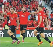  ?? ?? Los jugadores del Mallorca celebran la anotación de Sergi Darder