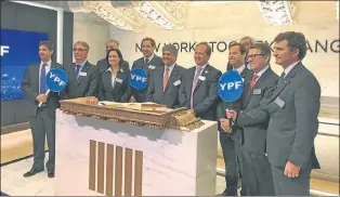  ??  ?? 25 AÑOS. La petrolera estatal cumplió 25 años en la Bolsa de Nueva York. El equipo tocó la campana y el logo se vio en Wall Street.