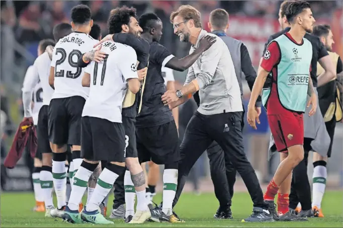  ??  ?? A KIEV. Los jugadores del Liverpool, con Klopp a la cabeza, celebraron sobre el césped del Olímpico su clasificac­ión para la final de la Champions League.