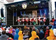  ?? Foto: Pfister ?? So geht Fasching: Die Tanzgruppe­n auf der Reichsstra­ßenbühne zeigen am Rosenmonta­g wieder, wie’s geht.