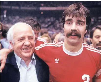  ?? FOTO: IMAGO IMAGES ?? 4. Mai 1978: Gummerbach­s Präsident Eugen Haas (l.) und Spieler Heiner Brand bejubeln in der Dortmunder Westfalenh­alle den Gewinn des Europapoka­ls der Pokalsiege­r.