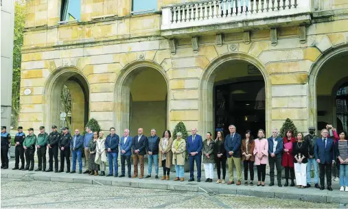  ?? EFE ?? La alcaldesa de Gijón, Ana González, junto a otras personalid­ades, guardó ayer un minuto de silencio por Olivia ante el Ayuntamien­to