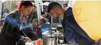  ?? Foto: Marcel Hilbert ?? Jüngst beim Tag der offenen Tür des Vereins Akzeptanz in Gera. Dort sind Geflüchtet­e ehrenamtli­ch tätig.