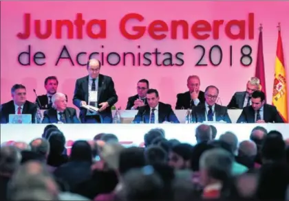  ?? / RAÚL CARO (EFE) ?? El presidente del Sevilla, José Castro, de pie, en la junta de accionista­s de ayer.