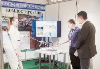  ??  ?? Представит­ели Витебскобл­водоканала демонстрир­уют макет площадки для компостиро­вания на международ­ной выставке ECOLOGY EXPO-2021.